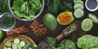 饮食概念:下面直接拍摄绿色水果和蔬菜排毒饮食健康饮食