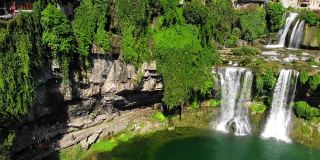 鸟瞰图美丽的芙蓉瀑布在著名的古镇。令人惊叹的亚洲老城鸟瞰图和瀑布。中国湖南湘西芙蓉高质量的免版税库存素材。