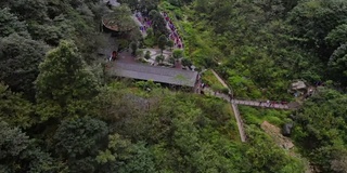 美丽的鸟瞰图飞行无人机十英里自然画廊在一个雨天在张家界武陵源国家森林公园中国湖南