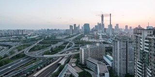 北京市中心的夜晚，天桥交通流量和摩天大楼，中国。