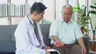 一个老人在康复中心做物理治疗视频素材模板下载