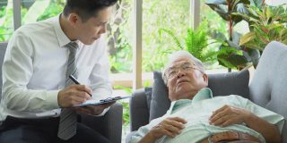 心理治疗师与一位老人谈论心理健康。
