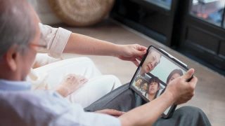 亚洲年迈的祖父母感觉爱和快乐，通过视频电话在家里庆祝虚拟生日，在社交距离，由他们的家人和侄女准备蛋糕。新标准的概念。视频素材模板下载