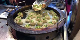 传统的中国小笼包汤圆蒸篮配新鲜热腾腾。有噪声和模糊背景。