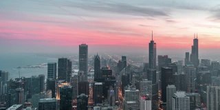 T/L PAN鸟瞰图芝加哥城市天际线和5G网络概念，日落到夜晚的过渡