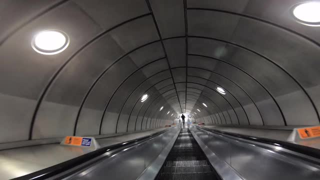 个人视角拍摄下电梯隧道。