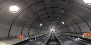 个人视角拍摄下电梯隧道。