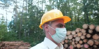 商人控制着木材装车队。佩戴口罩的检疫规定