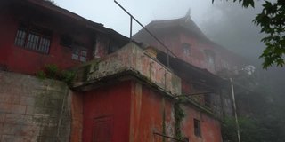 迷失在四川(中国)山区的小佛教寺院。寺庙被雾气覆盖