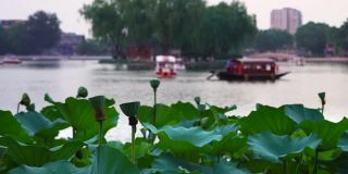 传统的中国船在著名的北京前海湖，一个受家庭和游客欢迎的目的地