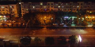 北京一个居民区夜间繁忙的道路(延时)