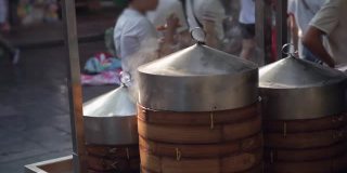 街边小吃摊卖中国特色蒸饺