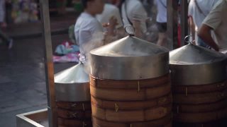 街边小吃摊卖中国特色蒸饺视频素材模板下载