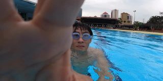 个人视角自拍亚洲华人男性游泳运动员游过游泳池