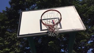 球穿过篮球框的慢动作视频素材模板下载