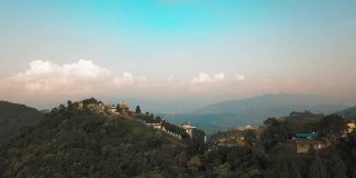 从空中俯瞰尼泊尔喜马拉雅山上的一座古老的佛教寺院