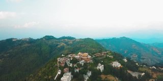 从空中俯瞰尼泊尔喜马拉雅山上的一座古老的佛教寺院