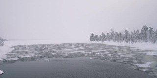 这条河流经芬兰白雪覆盖的森林