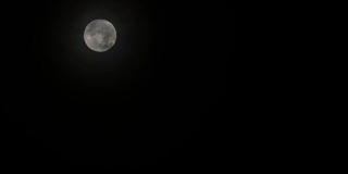 月亮时间延时，4K时间延时;从左上角移动到右下角被移动的云覆盖。