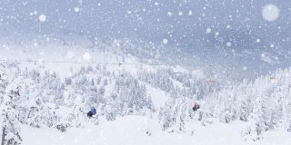 动画景观有冬季景色和滑雪椅升降，杉树林中覆盖着积雪。圣诞冬季庆祝概念数码生成图像