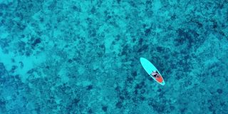 鸟瞰图美好的一天，年轻人皮划艇在海上的热带气候。热带度假活动概念。