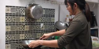 SLO MO亚洲女人在家里做泰国菜