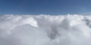 班轮飞行通过惊人的巨大的白色厚云
