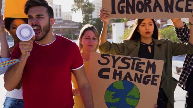 一群示威者在路上，来自不同文化和种族的年轻人为气候变化而战——全球变暖和环境的概念