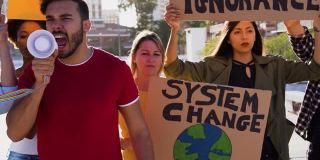 一群示威者在路上，来自不同文化和种族的年轻人为气候变化而战——全球变暖和环境的概念