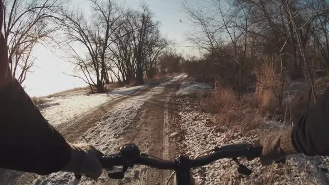 冬天人们在户外骑自行车。