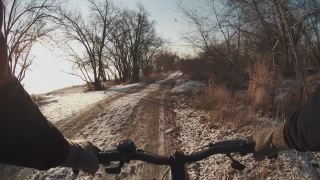 冬天人们在户外骑自行车。视频素材模板下载