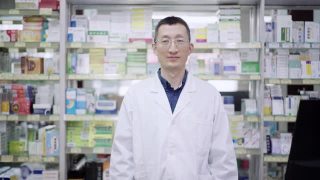 亚洲男性药剂师的肖像视频素材模板下载