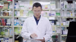 亚洲男性药剂师的肖像视频素材模板下载