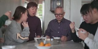 中国的多代同堂家庭在冬至期间享用汤圆
