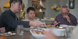 中国多代同堂的一家人在除夕夜吃团圆饭