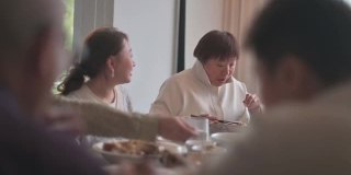 中国母亲和女儿多代同堂在除夕享受团圆饭