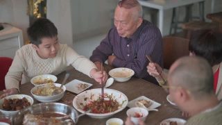 中国多代同堂的一家人在除夕夜吃团圆饭视频素材模板下载