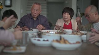 中国多代同堂的一家人在除夕夜吃团圆饭视频素材模板下载