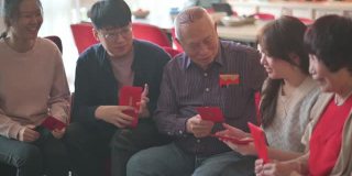 春节孙子们祝福收到红包的祖父母兴旺和幸运