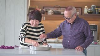 中国一对老年夫妇为春节团圆饭准备中国食物“汤圆”糯米团视频素材模板下载
