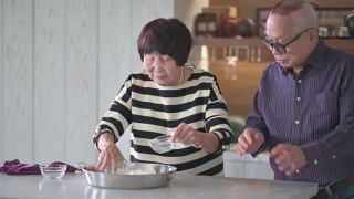 中国老年妇女准备中国食物“汤圆”糯米团为中国新年团圆饭视频素材模板下载