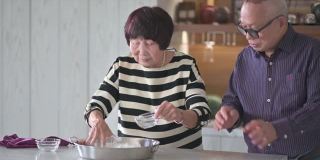 中国老年妇女准备中国食物“汤圆”糯米团为中国新年团圆饭
