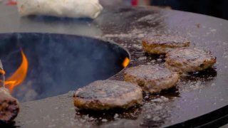 慢镜头:厨师在火盆上用火苗烤汉堡肉排视频素材模板下载