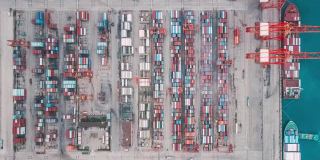 集装箱船繁忙的工业港口