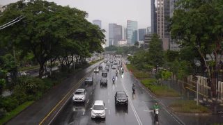 雨夜雅加达市区交通街道步行桥慢镜头4k印尼视频素材模板下载
