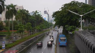 雨夜雅加达市区交通街道步行桥慢镜头4k印尼视频素材模板下载