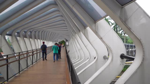 白天雅加达市中心著名的人行桥慢动作步行4k印尼全景