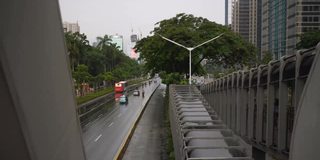 雨夜雅加达市区交通街道步行桥慢动作步行全景4k印尼