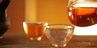 亚洲传统健康饮品，将茶倒入茶杯中