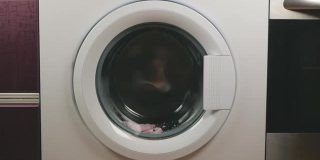 洗衣机洗脏衣服的录像。家用电器的概念